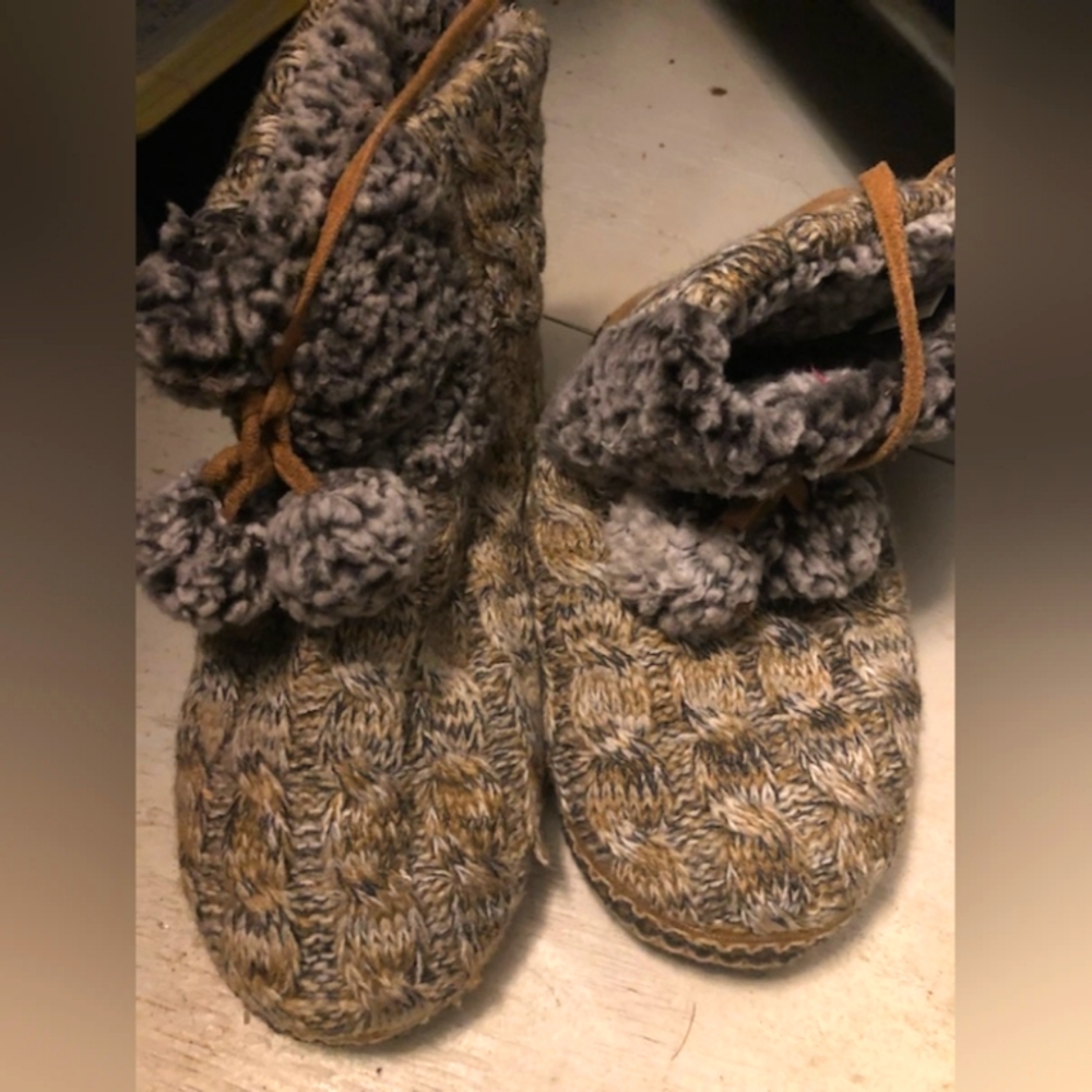 The Original Muk LUKS Ladies Slippers with Pompoms size 7-8